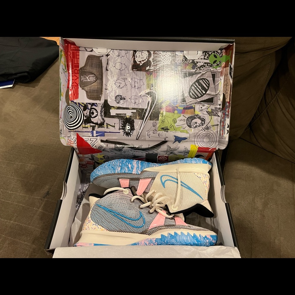 Mens Kyrir VII new with original box size 10